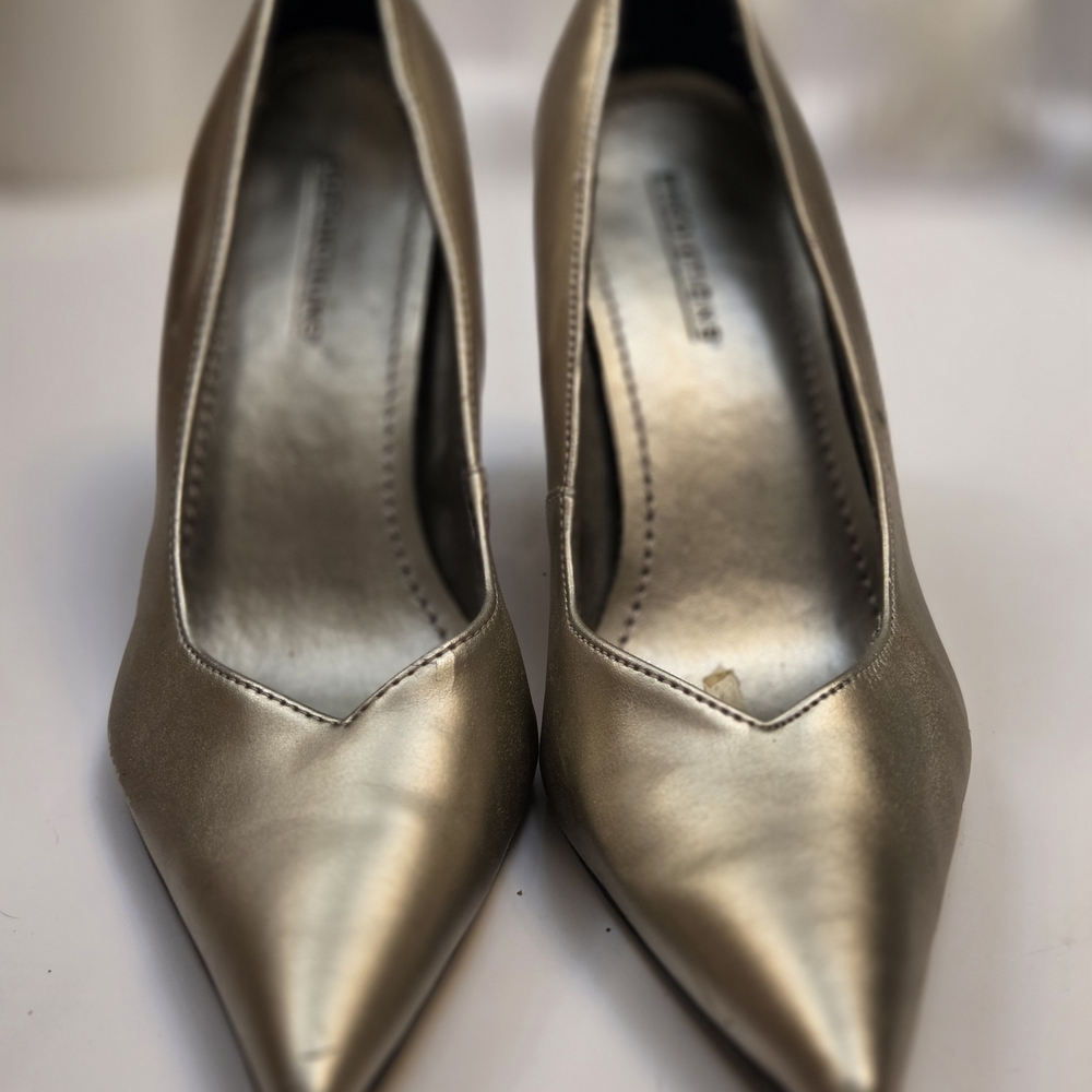 Elegant Pointed Toe Gold Predictions Stiletto Women's Heels Size 6